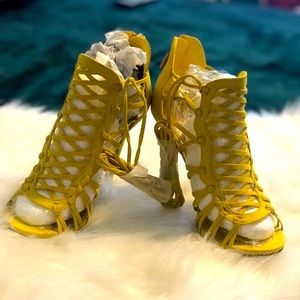 Shoe dazzle yellow high heals size 8 (never worn)